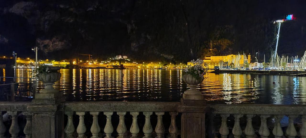 Ferienwohnung Infinite Blue Riva del Garda Exterior foto
